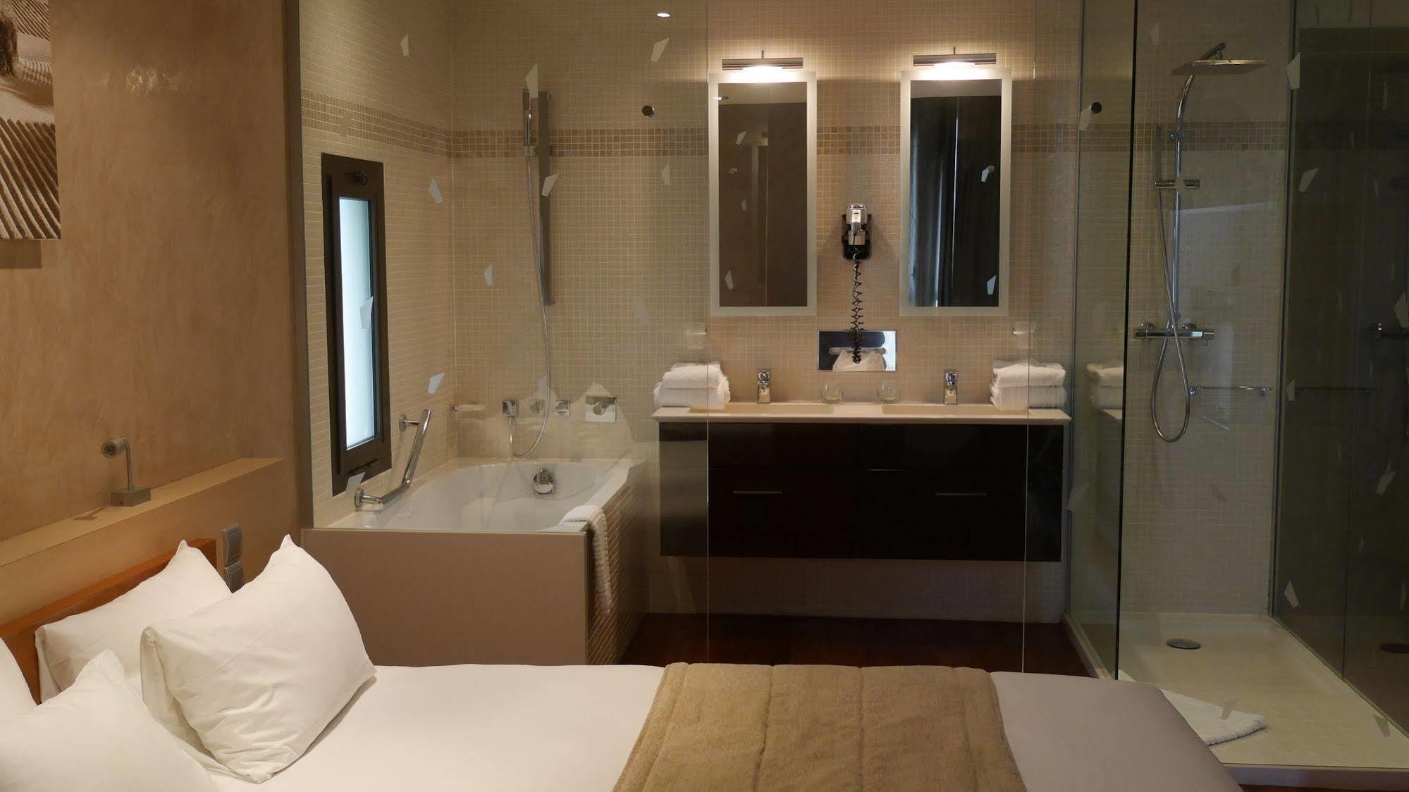 Hotel L'Hotan ปอร์เตท์-ซูร์-กาโรนน์ ภายนอก รูปภาพ